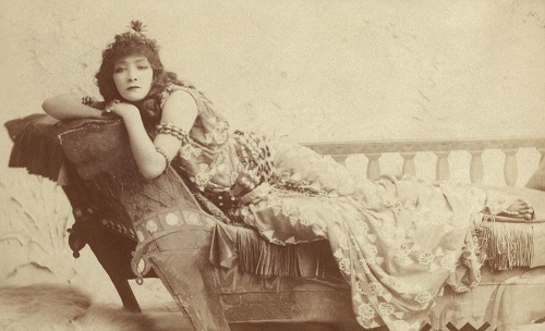 Harvard_Theatre_Collection_-_Sarah_Bernhardt_TCS_2_(Cleopatra)_(cropped)