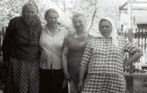 Бабушка Лена (вторая слева) с подругами