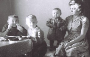 Я, брат Георгий, двоюродная сестра Наташа и наша мама