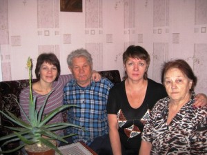 Владимир Михайлович с самыми близкими: супругой Раисой Георгиевной, дочерьми Еленой (в центре) и Татьяной