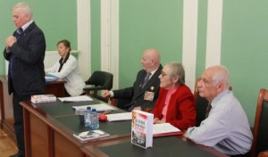 Справа налево: Валентин Сорокин, Людмила Салтыкова, Михаил Бурыкин, Мариама Фомичёва, выступает Владимир Бояринов