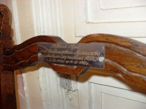 Надпись гласит, что это персональный стул Сергея Михалкова
