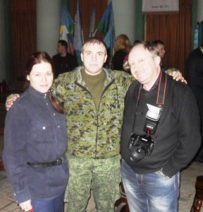 Ветеран Сергей Сальников (справа), действующий офицер Александр Хвастов и юная казачка Анастасия