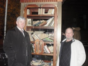 Мы с Михаилом у уличной библиотечки в Красноярске