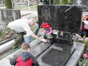 Утром того же дня мы ездили на кладбище. Георгий с внуком Даниилом моют надгробье