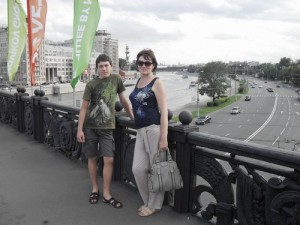 Слева за Москва-рекой, за спиной моих сестры и племянника - Дом на набережной