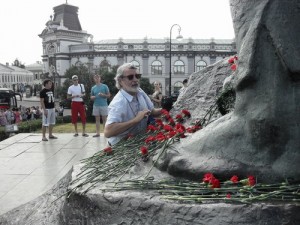 Цветы к подножью памятника Мусе Джалилю