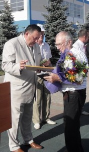 Станислав Куняев (справа) получает премию из рук министра культуры РТ Айрата Сибагатуллина