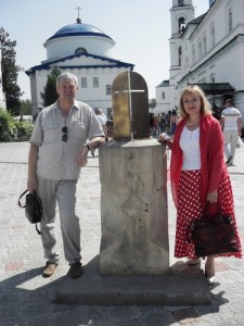 Мы с поэтессой Ольгой Кузьмичёвой-Дробышевской возле солнечных часов